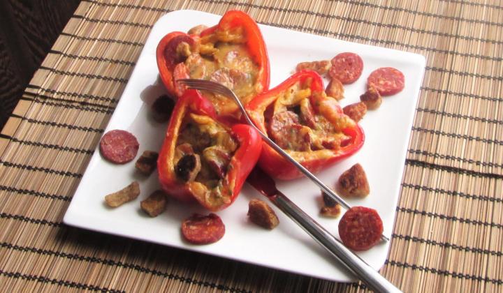 Jak na pečené papriky plněné pikantní klobásou a sýrem | recept Jak na pečené papriky plněné pikantní klobásou a sýrem | recept