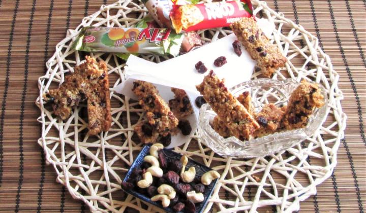 Jak upéct brusinkové müsli tyčinky s bílou čokoládou | recept Jak upéct brusinkové müsli tyčinky s bílou čokoládou | recept