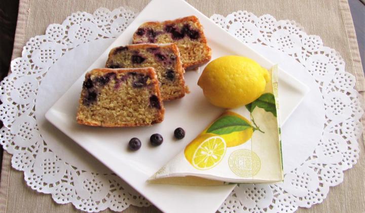 Jak upéct citronový chlebíček s borůvkami a cukrovou polevou | recept Jak upéct citronový chlebíček s borůvkami a cukrovou polevou | recept