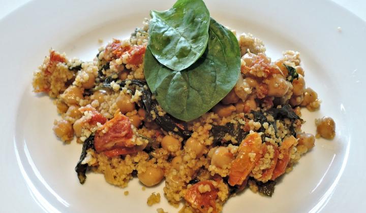 Jak připravit opečený kuskus s ředkvičkami, tuňákem a cuketou | recept Jak připravit opečený kuskus s ředkvičkami, tuňákem a cuketou | recept