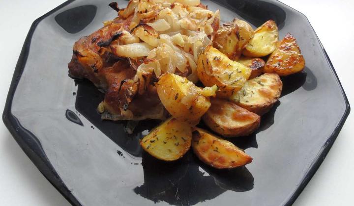 Jak upéct cibulovou krkovičku s bramborem | recept na pečenou krkovici Jak upéct cibulovou krkovičku s bramborem | recept na pečenou krkovici