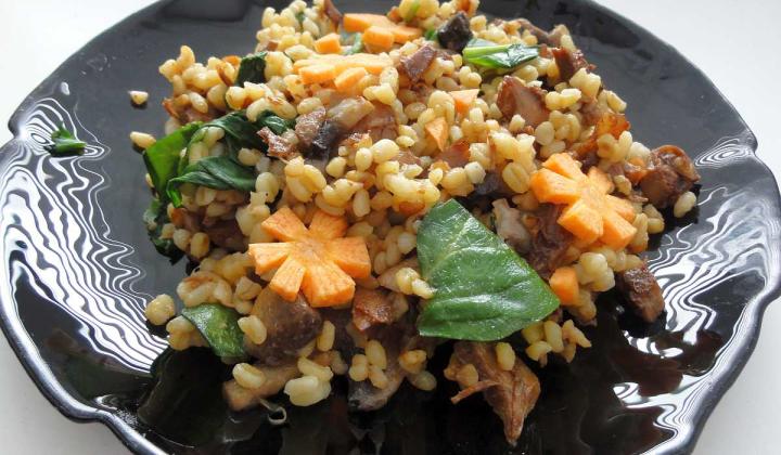 Jak připravit bulgur s kuřecím masem, špenátem a žampiony | recept Jak připravit bulgur s kuřecím masem, špenátem a žampiony | recept