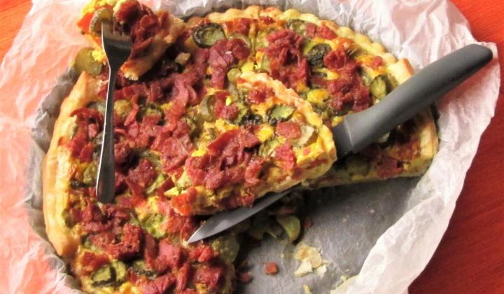 Jak upéct listový koláč nevšedních chutí | recept se sýrem a suchým salámem Jak upéct listový koláč nevšedních chutí | recept se sýrem a suchým salámem