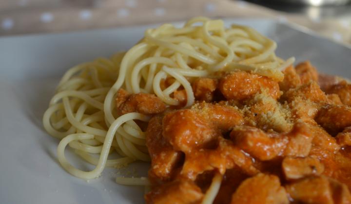 Jak uvařit špagety s kuřecím masem a červenou omáčkou | recept Jak uvařit špagety s kuřecím masem a červenou omáčkou | recept
