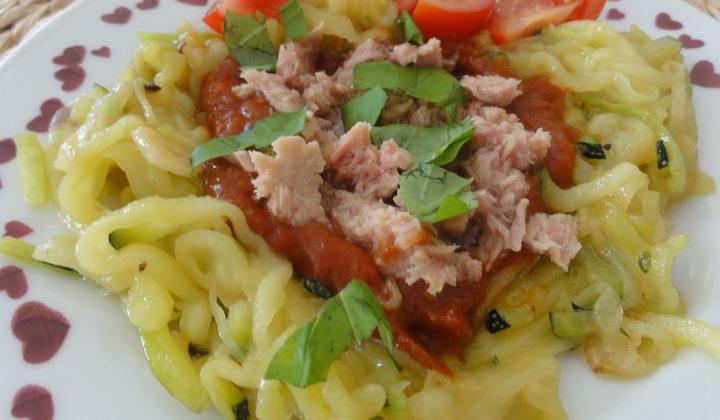 Jak udělat cuketové špagety s rajčaty a tuňákem | recept Jak udělat cuketové špagety s rajčaty a tuňákem | recept