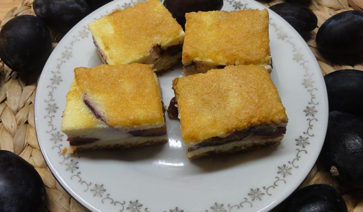 Jak upéct švestkové řezy s tvarohem a piškotem | recept