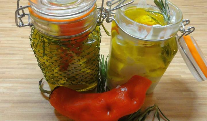 Jak naložit kořeněné kuličky z jogurtového sýra | recept Jak naložit kořeněné kuličky z jogurtového sýra | recept