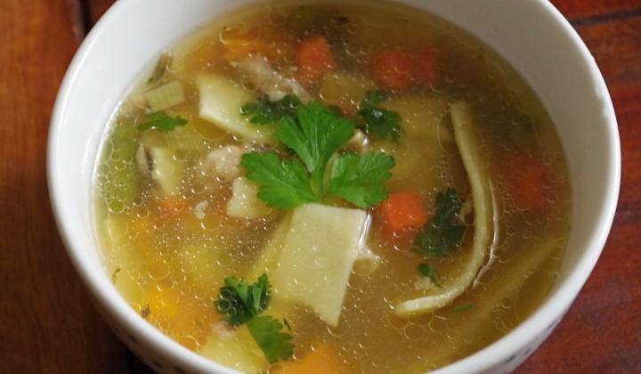 Jak uvařit bezlepkovou polévku s nudlemi a houbami | recept na domácí bezlepkové nudle Jak uvařit bezlepkovou polévku s nudlemi a houbami | recept na domácí bezlepkové nudle