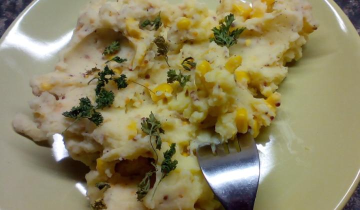 Jak na bramborovou kaši s kukuřicí a hrubozrnnou hořčicí | recept Jak na bramborovou kaši s kukuřicí a hrubozrnnou hořčicí | recept