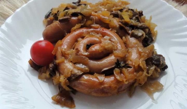 Jak upéct vinnou klobásu s cibulí, houbami, kyselým zelím a pivem | recept Jak upéct vinnou klobásu s cibulí, houbami, kyselým zelím a pivem | recept