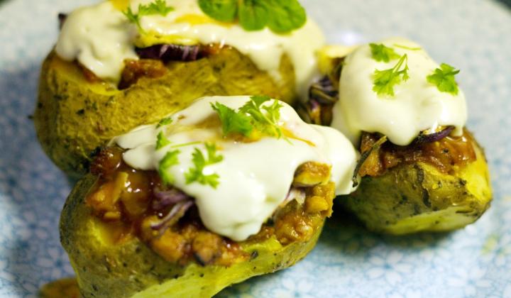 Jak připravit pečené brambory s barbecue kuřetem | recept Jak připravit pečené brambory s barbecue kuřetem | recept