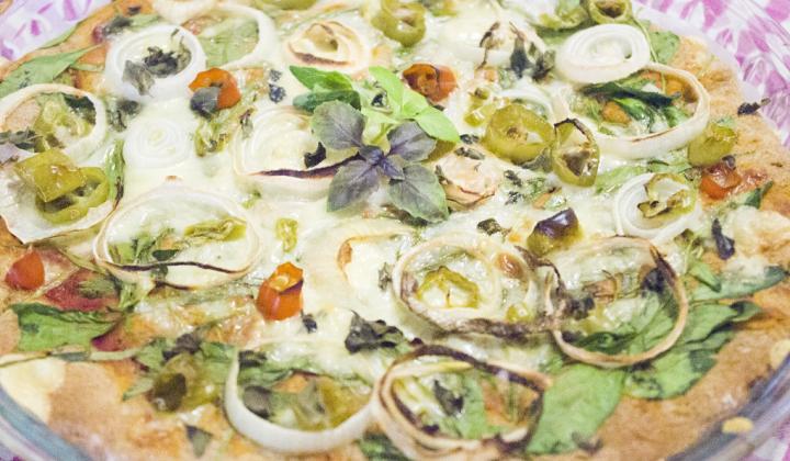 Jak upéct pizzu s česnekem a špenátem Jak upéct pizzu s česnekem a špenátem