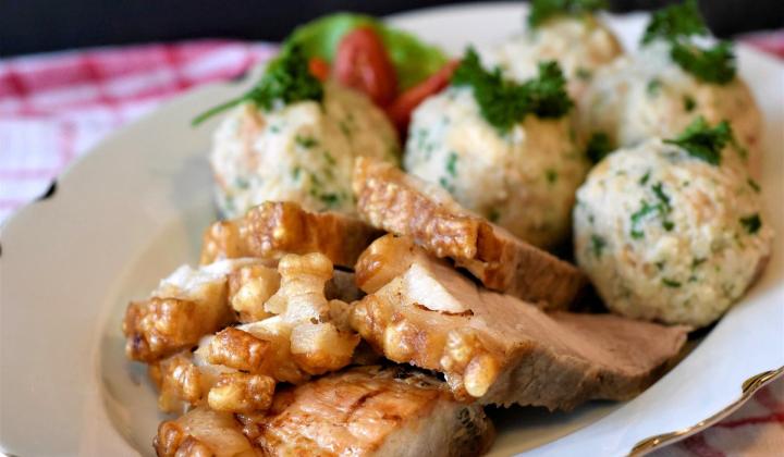 Jak uvařit smetanovou mrkev s křenem a vepřovými kotletami | recept