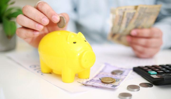 Pro a proti rychlých půjček. Kdy se půjčka ihned vyplatí, a kdy naopak? osoba vkládající minci do žluté pokladničky