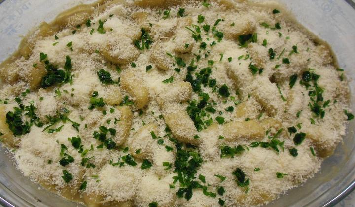 Jak uvařit domácí jáhlové noky s omáčkou z čerstvého sýra a bylinek | recept Jak uvařit domácí jáhlové noky s omáčkou z čerstvého sýra a bylinek | recept