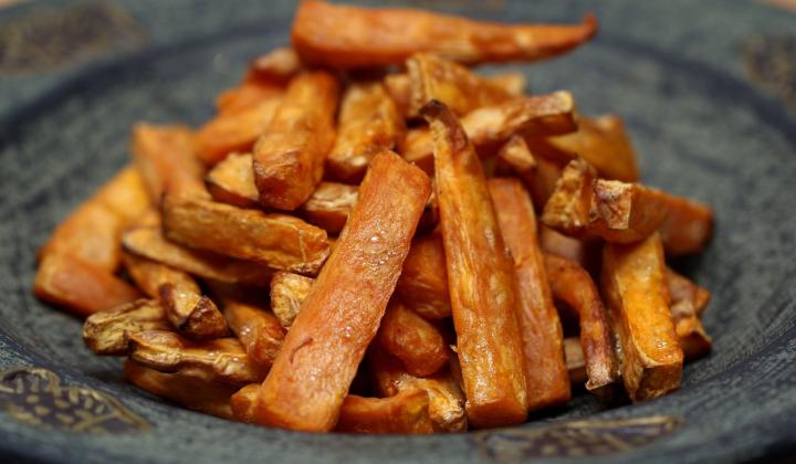 Jak přichystat pečené zeleninové hranolky s bylinkovým dipem | recept