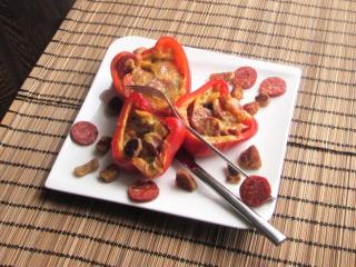 Jak na pečené papriky plněné pikantní klobásou a sýrem | recept Jak na pečené papriky plněné pikantní klobásou a sýrem | recept