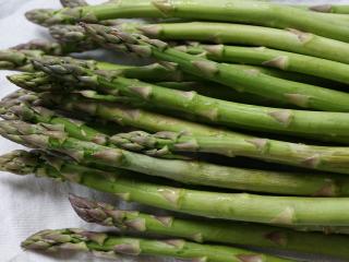 Jak udělat zapečený chřest se sýrovou krustou | recept