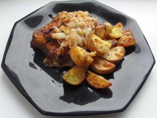 Jak upéct cibulovou krkovičku s bramborem | recept na pečenou krkovici Jak upéct cibulovou krkovičku s bramborem | recept na pečenou krkovici