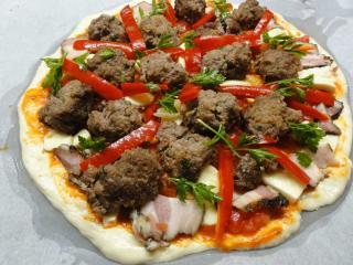 Jak upéct pizzu s kuličkami z mletého masa Jak upéct pizzu s kuličkami z mletého masa