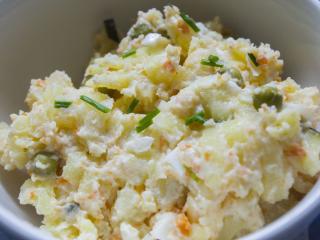 Jak připravit zdravý a lehký bramborový salát | recept
