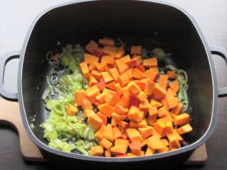 Jak uvařit podzimní polévku z dýně, pórku a cukety | recept Jak uvařit podzimní polévku z dýně, pórku a cukety | recept