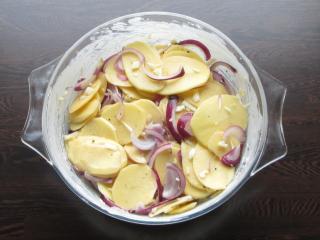 Jak připravit zapečenou čabajku s bramborami a vajíčkem | recept