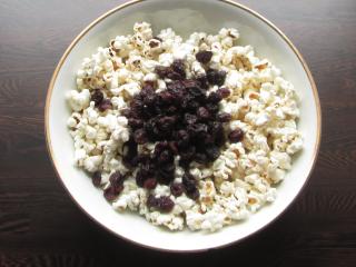 Jak připravit popcorn s bílou čokoládou a brusinkami | recept Jak připravit popcorn s bílou čokoládou a brusinkami | recept