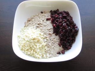 Jak upéct brusinkové müsli tyčinky s bílou čokoládou | recept Jak upéct brusinkové müsli tyčinky s bílou čokoládou | recept