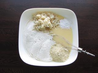 Jak upéct vláčný marcipánový koláč s rebarborou a jablkem | recept