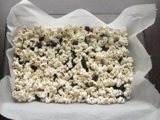 Jak připravit popcorn s bílou čokoládou a brusinkami | recept Jak připravit popcorn s bílou čokoládou a brusinkami | recept