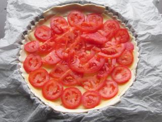 Jak upéct listový koláč nevšedních chutí | recept se sýrem a suchým salámem Jak upéct listový koláč nevšedních chutí | recept se sýrem a suchým salámem