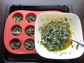 Jak na slané vaječné muffiny se sýrem, špenátem a sušenými rajčaty | recept