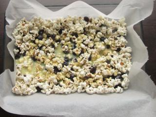 Jak připravit popcorn s bílou čokoládou a brusinkami | recept Jak připravit popcorn s bílou čokoládou a brusinkami | recept
