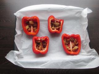 Jak na pečené papriky plněné pikantní klobásou a sýrem | recept Jak na pečené papriky plněné pikantní klobásou a sýrem | recept
