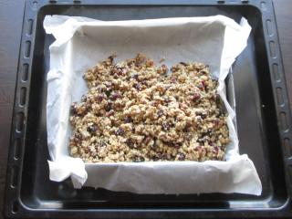 Jak upéct brusinkové müsli tyčinky s bílou čokoládou | recept Jak upéct brusinkové müsli tyčinky s bílou čokoládou | recept