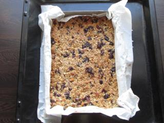 Jak upéct brusinkové müsli tyčinky s bílou čokoládou | recept Jak upéct brusinkové müsli tyčinky s bílou čokoládou | recept