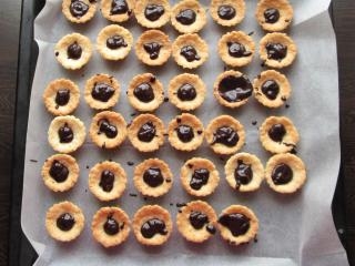 Jak upéct kokosové košíčky s marcipánem a čokoládovou polevou | recept