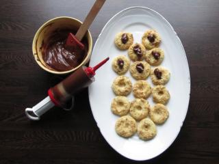 Jak upéct křehké koláčky s oříšky a čokoládovou tečkou | recept Jak upéct křehké koláčky s oříšky a čokoládovou tečkou | recept