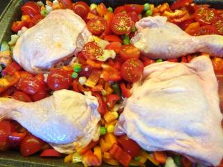 Jak upéct kuřecí stehna s rýží a zeleninou v jednom pekáčku | recept Jak upéct kuřecí stehna s rýží a zeleninou v jednom pekáčku | recept