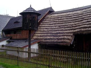 Jak poznat Hlinecko | tipy Skanzen na Veselém Kopci mají v oblibě filmaři. Zdejší dřevěnky, holubníky, plůtky či jiná dílka lidové architektury mají ve filmových scénách představovat vesnici „kdysi a kdesi“. A tak se na Veselém Kopci natáčel Cirkus Humberto, Lotrando a Zubejda, Nesmrtelná teta, Sedmero krkavců a na dřevíkovském židovském hřbitově také Golet v údolí. Milovníci filmů se určitě rádi na místa natáčení podívají.
