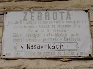 Jak poznat Hlinecko | tipy Od rybníků lze pohodlně pěšky dojít po zelené turistické značce k největší turistické atrakci Hlinecka – souboru lidových staveb Vysočina. První zastávka je ve Svobodných Hamrech, kde je k prohlédnutí vodní hamr (v obci je rovněž zámek). Stylová restaurace bývá zejména v létě dost plná. Před obcí Dřevíkov mohou turisté navštívit židovský hřbitov.