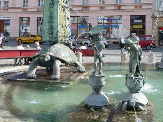 Vyhledávanými památkami jsou olomoucké kašny, je jich pětadvacet. Nejstarší a nezajímavější jsou: Delfínova kašna před kostelem Neposkvrněného početí Panny Marie u dominikánského kláštera, Caesarova kašna na Horním náměstí, kašna Tritonů stojí na Náměstí republiky, Jupiterova kašna na Dolním náměstí, kašna Herkulova na Horním náměstí, Neptunova kašna na Dolním náměstí (první a nejstarší ze souboru olomouckých barokních kašen), Merkurova kašna mezi obchodním domem Prior a hotelem Národní dům, Saturnova kašna
