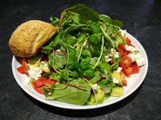 Jak na míchaný salát se zálivkou s medvědím česnekem | recept Jak na míchaný salát se zálivkou s medvědím česnekem | recept