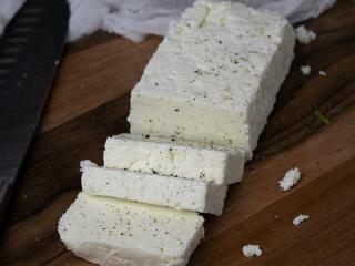 Jak vyrobit domácí indický sýr paneer a jak jej dále využít Jak vyrobit domácí indický sýr paneer a jak jej dále využít