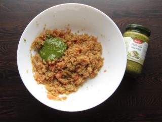 quinoa s rajčaty a pestem quinoa s rajčaty a pestem