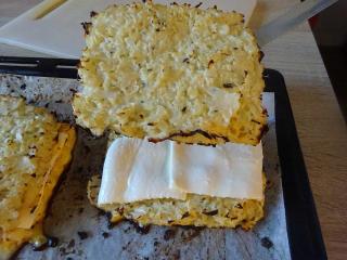 dokončení smažáku položením mozzarelly a před dopečením v troubě dokončení květákového smažáku před dopečením v troubě