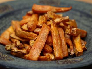Jak přichystat pečené zeleninové hranolky s bylinkovým dipem | recept Jak přichystat pečené zeleninové hranolky s bylinkovým dipem | recept