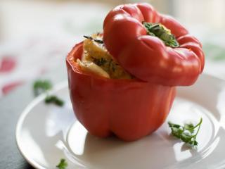 Jak připravit papriky plněné sýrem s pečenými bramborami | recept Jak připravit papriky plněné sýrem s pečenými bramborami | recept